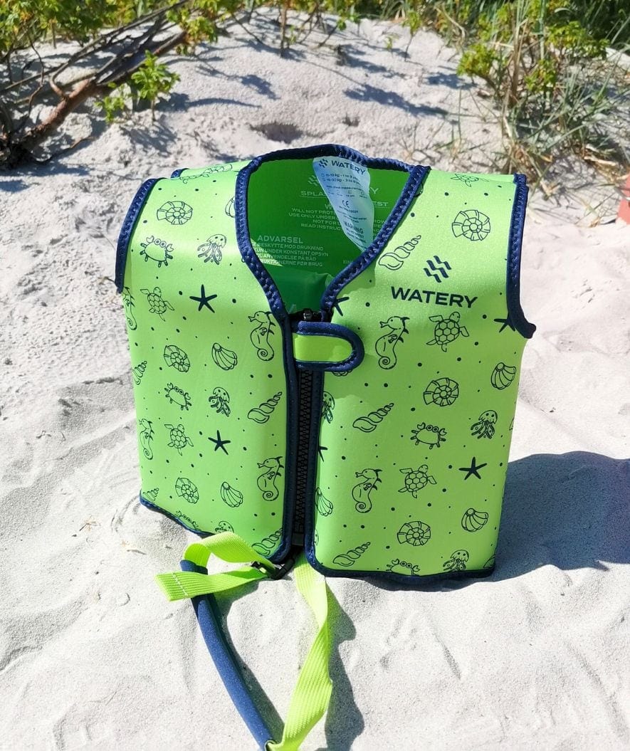Watery Splashy sv&oslash;mmevest p&aring; en strand