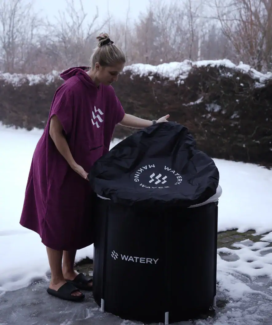 Watery ilmat&auml;ytteinen kylm&auml;allas - Hero - Musta tuotekuva naisen kanssa